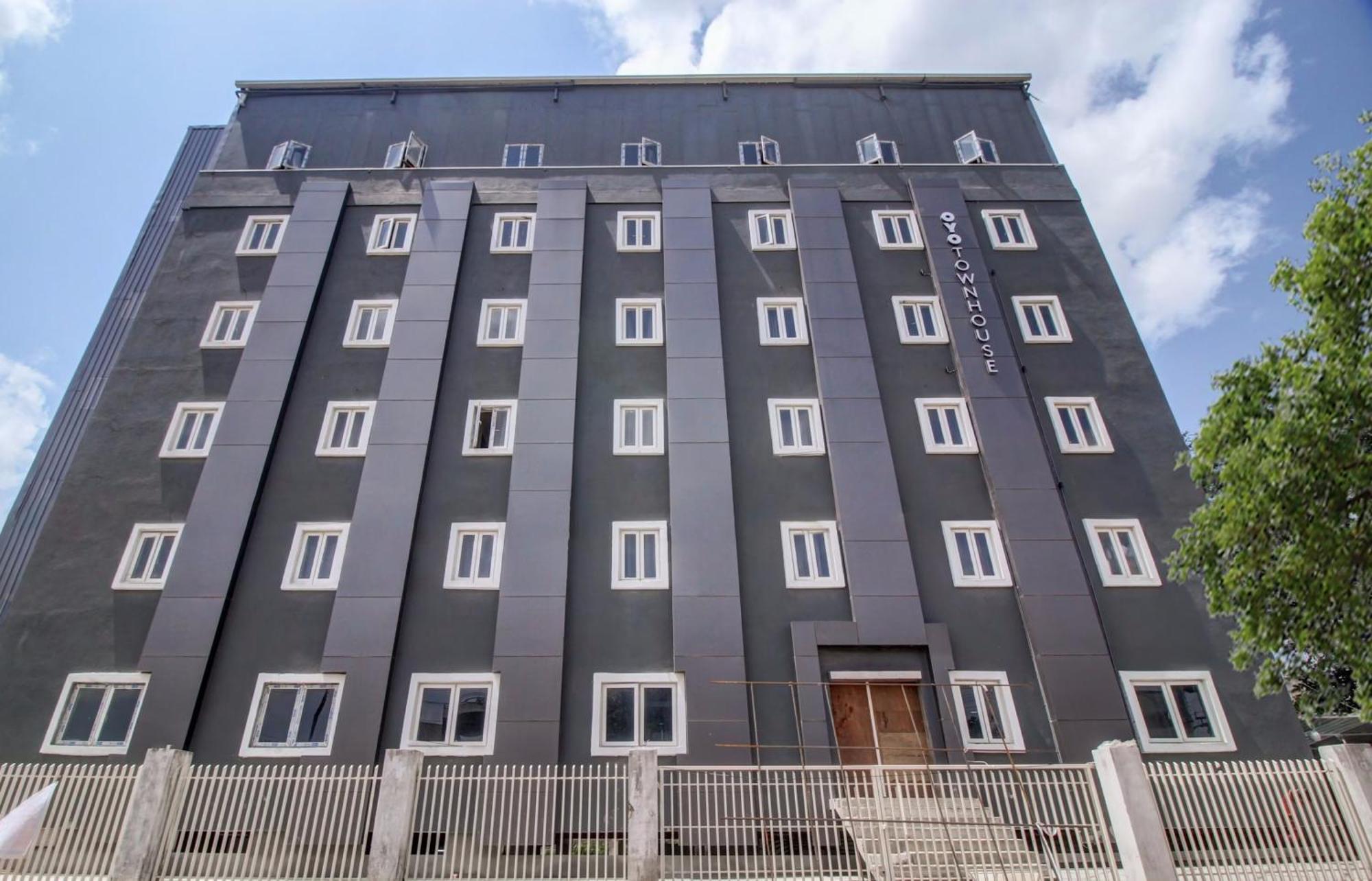 Hotel Super Townhouse Rcc Majestic 397 Lb Nagar Hyderabad Esterno foto